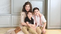 <p>Artis cantik Carissa Puteri juga memiliki dua putra dengan dengan wajah blasteran, mereka adalah Quenzino dan Zenecka Acana Naif. Seperti yang diketahui, Carissa sendiri keturunan Arab, sedangkan sang suami berdarah Jerman. Jadi, enggak heran jika kakak-beradik ini terlihat menawan dengan paras campuran dari orang tuanya, ya?(Foto: Instagram @carissa_puteri)<br /><br /><br /></p>