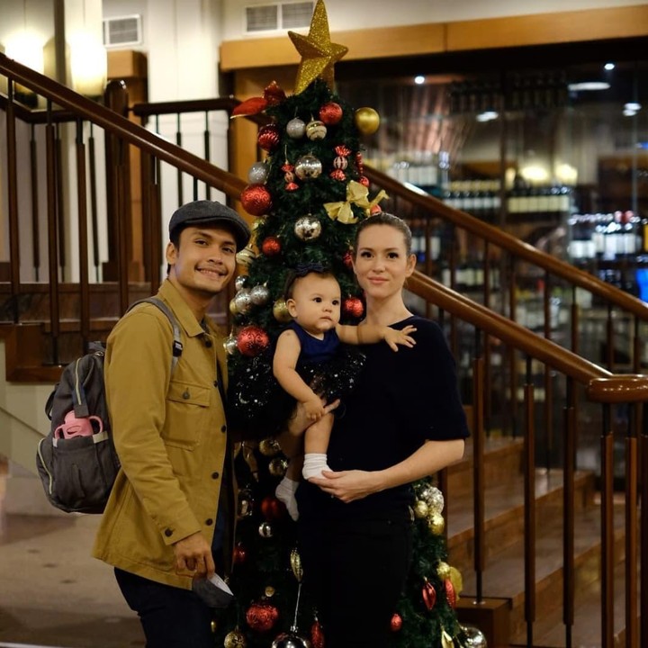<p>Aktor Randy Pangalila menikah dengan bule Kanada bernama Chelsey Adrienne Frank. Dalam pernikan tersebut, keduanya dikaruniai putri dengan wajah blasteran yang diberi nama Blair Willow Pangalila. (Foto: Instagram @randpunk)<br /><br /><br /></p>