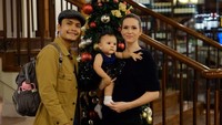 <p>Aktor Randy Pangalila menikah dengan bule Kanada bernama Chelsey Adrienne Frank. Dalam pernikan tersebut, keduanya dikaruniai putri dengan wajah blasteran yang diberi nama Blair Willow Pangalila. (Foto: Instagram @randpunk)<br /><br /><br /></p>