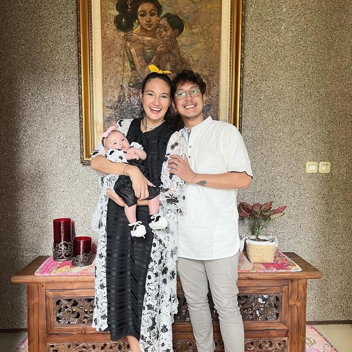 <p>Nadine Chandrawinata menikah dengan aktor Dimas Anggara. Dalam pernikahan tersebut, keduanya sudah dikaruniai seorang anak perempuan bernama Nadi Djiwa. Seperti sang bunda, bayi yang akrab disapa Baby Djiwa ini memiliki paras bule, lho. (Foto: Instagram @nadinelist)</p>
