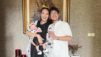 <p>Nadine Chandrawinata menikah dengan aktor Dimas Anggara. Dalam pernikahan tersebut, keduanya sudah dikaruniai seorang anak perempuan bernama Nadi Djiwa. Seperti sang bunda, bayi yang akrab disapa Baby Djiwa ini memiliki paras bule, lho. (Foto: Instagram @nadinelist)</p>