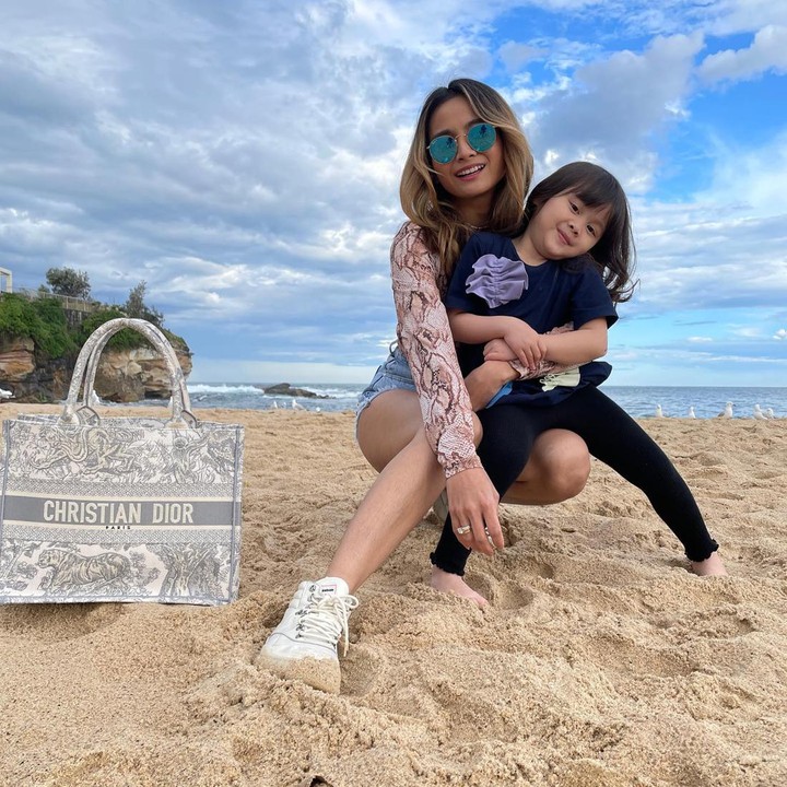 <p>Selanjutnya, Acha Septriasa, Bunda. Sejak menikah dengan Vikcy Kharisma, penyanyi kelahiran Jakarta ini ikut pindah mengikuti suami ke Australia. Acha melahirkan anam perempuannya pada 21 September 2017 dan diberi nama Bridgia Kalina Kharisma. (Foto: Instagram : @septriasaacha)</p>