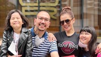 <p>Selain Acha, presenter Astrid Tiar juga pindah ke demi ikut suami yang berprofesi sebagai dokter dan menetap Autraslia selama 4 tahun. Saat masih di sana, Astrid mengandung dan melahirkan anak keduanya, yakni Isabel Althalya Natiar Situmorang. (Foto: Instagram @astridtiar127)<br /><br /></p>