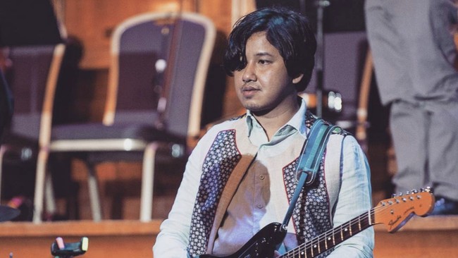 Andrie Bayuajie saat ini ditetapkan sebagai tersangka penyalahgunaan psikotropika. Ia mengonsumi obat penenang tanpa resep dokter.