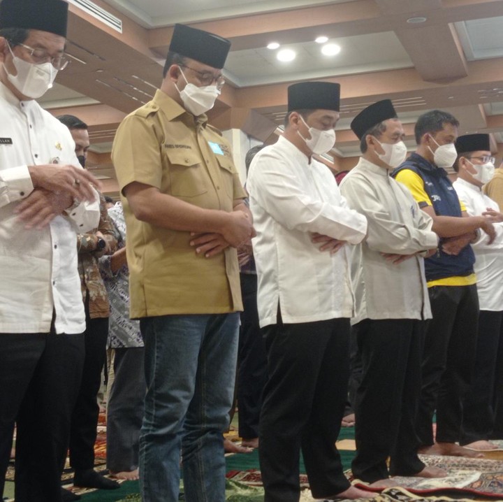 <p>Selain itu, Gubernur DKI Anies Baswedan dan jajarannya juga terlihat melaksanakan salat gaib untuk Eril. (Foto: Foto: Wilda/detikcom)</p>
