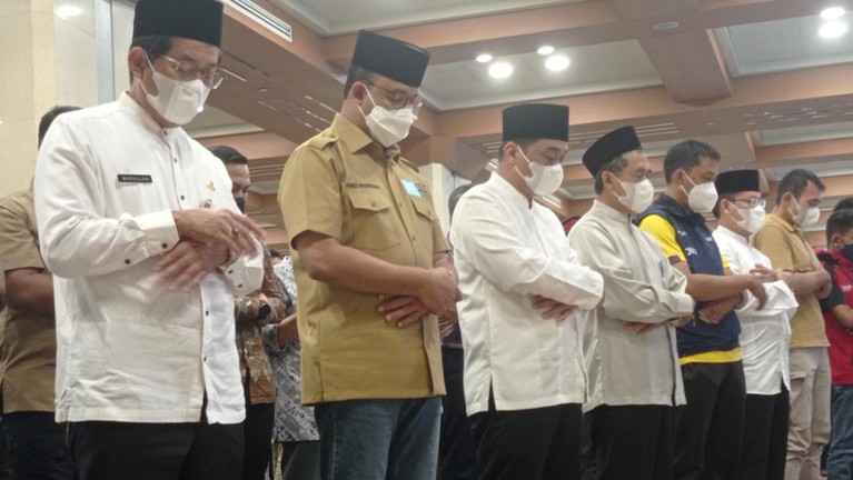 Anies salat gaib untuk putra Ridwan Kamil, Eril (Foto: Wilda/detikcom) Anies salat gaib untuk putra Ridwan Kamil, Eril (Foto: Wilda/detikcom)