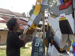 Figur Gundam Ukuran Jumbo Buatan Anwar Dipasarkan ke Bali-Jakarta