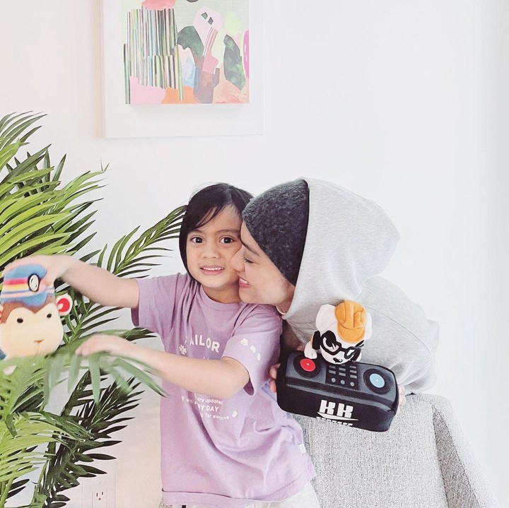 <p>Ayudia Bing Slamet melahirkan anak pertamanya, Dia Sekala Bumi pada 24 Mei 2016, Bunda. Sekala dilahirkan dengan berat 3,5 kilogram (kg) dan panjang 51 sentimeter (cm) dengan normal bersama seorang bidan di Bali. (Foto: Instagram: @ayudia)<br /><br /><br /></p>