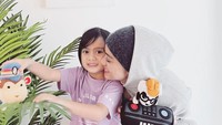 <p>Ayudia Bing Slamet melahirkan anak pertamanya, Dia Sekala Bumi pada 24 Mei 2016, Bunda. Sekala dilahirkan dengan berat 3,5 kilogram (kg) dan panjang 51 sentimeter (cm) dengan normal bersama seorang bidan di Bali. (Foto: Instagram: @ayudia)<br /><br /><br /></p>