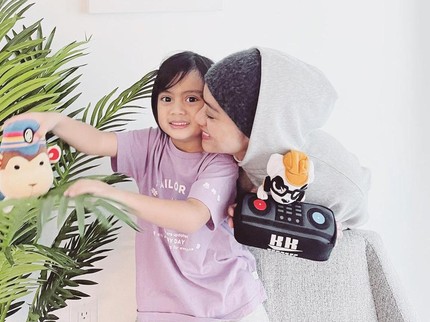 5 Potret Anak Artis yang Lahir Dibantu Bidan, Ada yang di Rumah Sendiri Bun