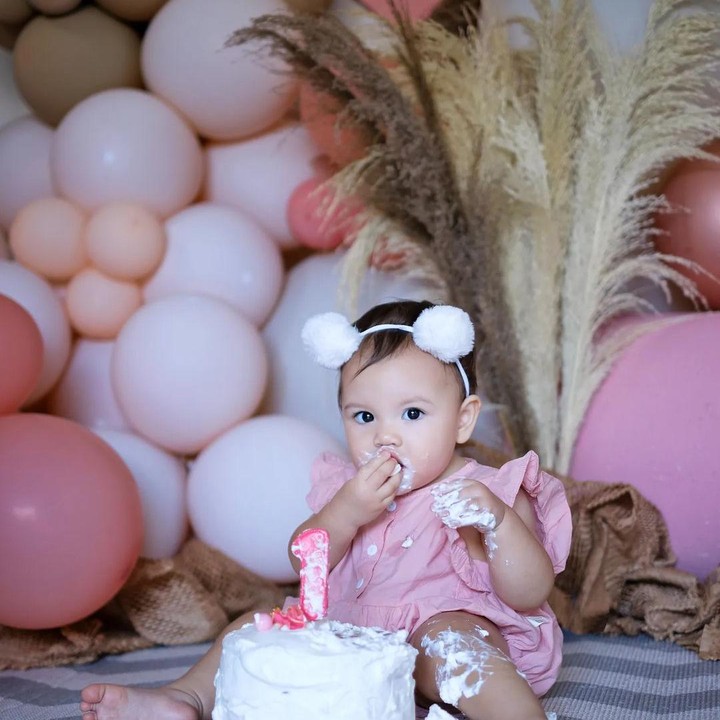 <p>Baby Blair miliki wajah blasteran seperti ibunya Chelsey Frank, bule cantik berdarah Kanada. Ini potret Blair saat merayakan ulang tahunnya yang pertama. (Foto: Instagram @cfrank3030)</p>