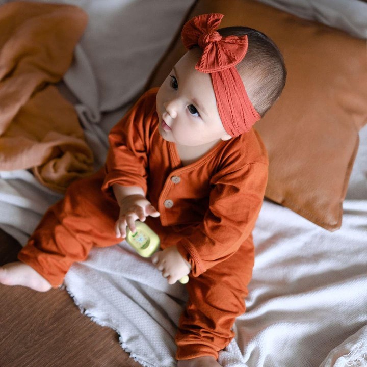 <p>Blair didandai dengan baju oranye dan juga bando berpita dengan warna senada. Blair saat ia berusia 8 bulan. <em>"Happy 8 month my love,"</em> tulis Randy di Instagram @randpunk. (Foto: Instagram @randpunk)</p>