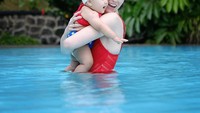 <p>Bunda, lihat betapa menggemaskannya baby Blair saat berenang bersama Chelsey. Wajah bulenya mirip sekali ya dengan ibundanya. (Foto: Instagram @cfrank3030)</p>