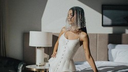 7 Detail Gaun Pernikahan Eva Celia Serba Putih, Klasik & Elegan!