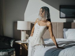 7 Detail Gaun Pernikahan Eva Celia Serba Putih, Klasik & Elegan!