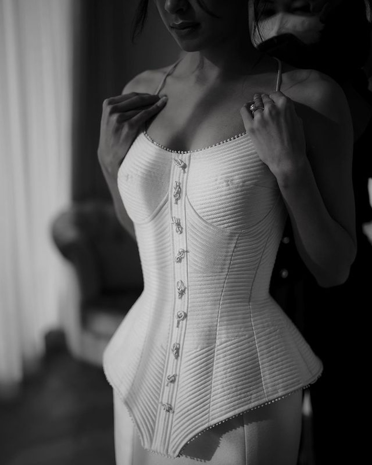 Busana Pernikahan Eva Celia