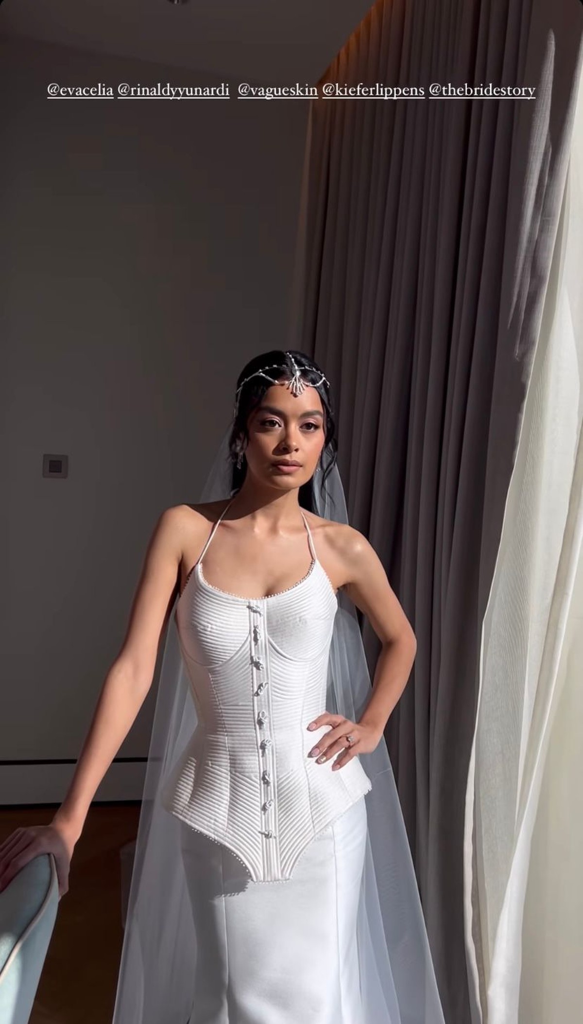 Busana Pernikahan Eva Celia