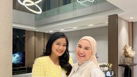 <p>Di tengah kehamilannya, Irish Bella tetap menyibukkan diri untuk bertemu kerabat dekat. Salah satunya, Irish hadiri kediaman Titi Kamal untuk berbincang bersama. (Foto: Instagram @titi_kamall)</p>