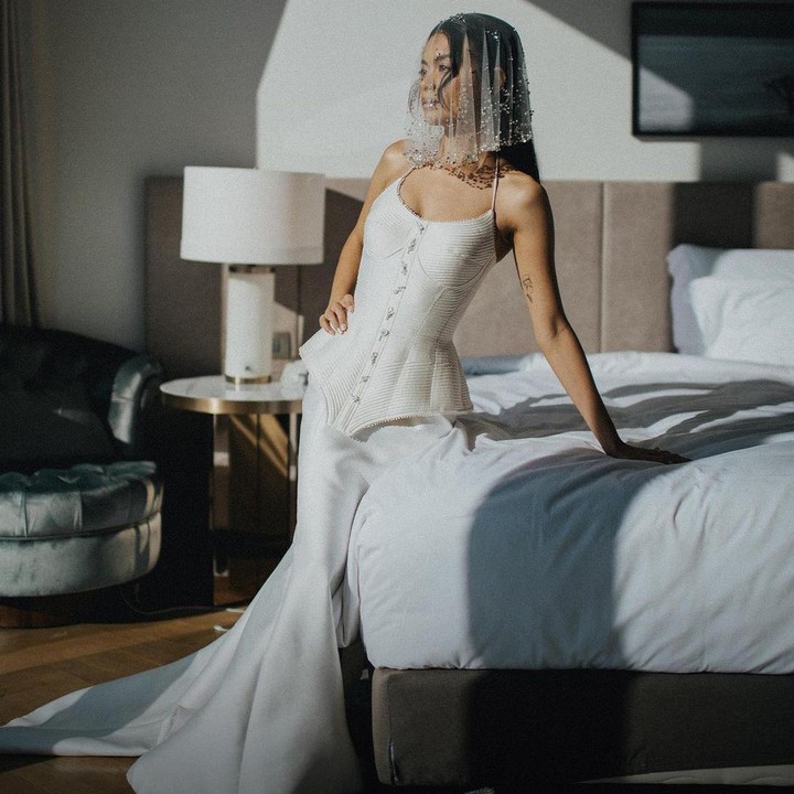 <p>Pelantun <em>All About You</em> ini terlihat anggun dengan gaun berpotongan korset tanpa lengan. Diketahui, gaun tersebut dibuat oleh desainer Hian Tjen, Bunda. (Foto: Instagram @thebridestory)<br /><br /><br /></p>