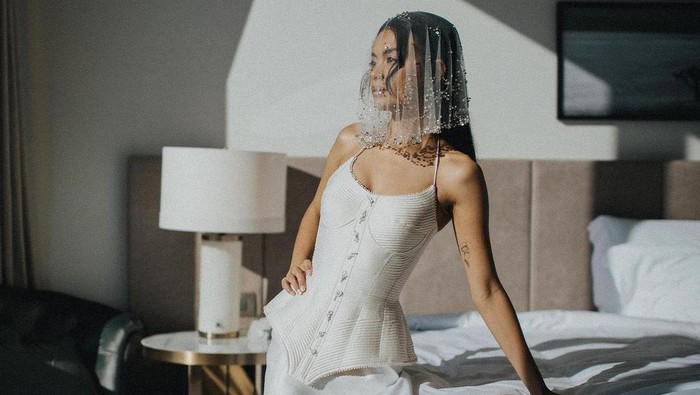 Gaya Elegan Eva Celia Kenakan Gaun Serba Putih yang Penuh Makna saat Pemberkatan Pernikahan