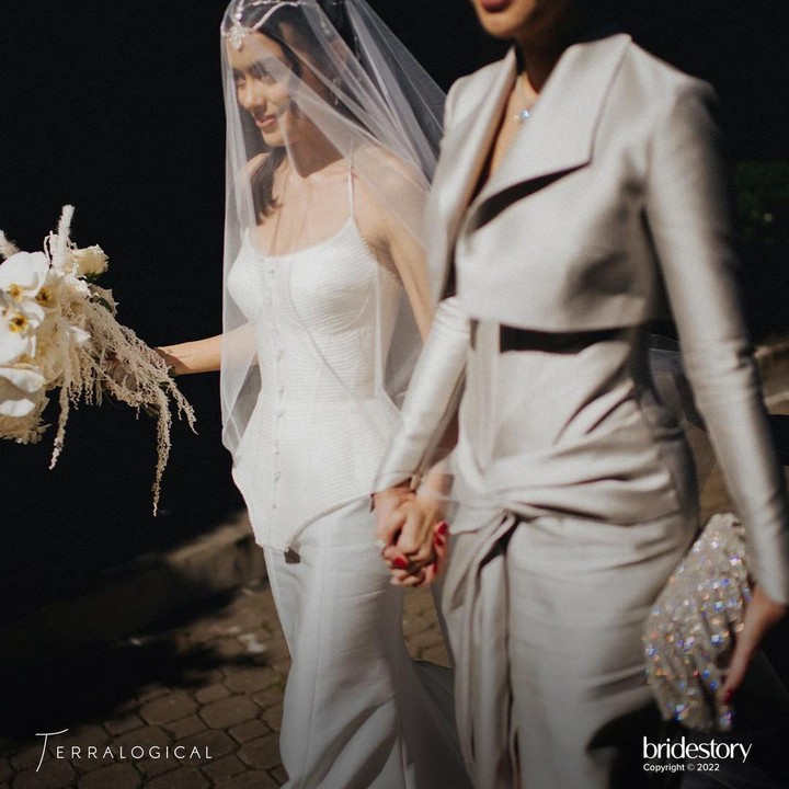 <p>Di hari dan momen spesial bagi sang putri, Sophia Latjuba resmi mendampingi Eva Celia saat menikah dengan Demas Narawangsa pada Jumat (3/6/2022), Bunda. (Foto: Foto: Instagram @thebridestory)</p>