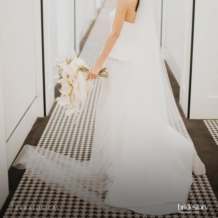<p>Pada bagian atas, gaun tersebut menggunakan bahan bertekstur yang dibuat mengikuti lekuk tubuh Eva. Kemudian, ini dipasangkan dengan rok berpotongan duyung yang menyapu lantai.(Foto: Instagram @thebridestory)<br /><br /><br /></p>