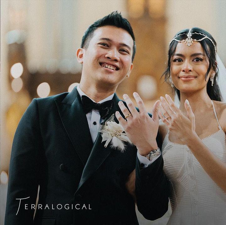 <p>Pasangan Eva Celia dan Demas Narawangsa resmi menikah pada hari ini, Jumat (3/6/2022), Bunda. (Foto: Instagram @thebridestory)<br /><br /><br /></p>