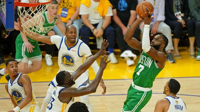 Boston Celtics meraih kemenangan di game pertama final NBA 2022 setelah mengalahkan Golden State Warriors di kandang sendiri.
