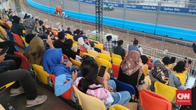 Penonton Lihat Shakedown Mobil Formula E: Cepat Banget