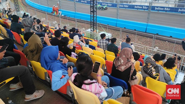 Ratusan penonton sudah ramai menyaksikan sesi shakedown Formula E Jakarta 2022 di Sirkuit Ancol pada Jumat (3/6) sore.