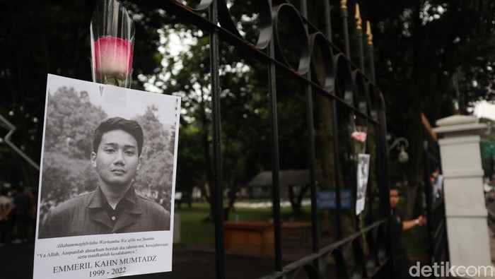 Foto Eril terpajang di pagar Gedung Pakuan, Kota Bandung