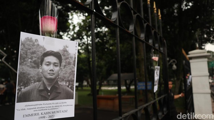 Foto Eril terpajang di pagar Gedung Pakuan, Kota Bandung