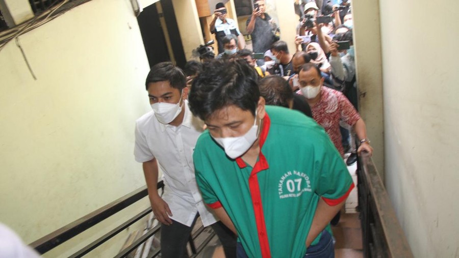 Gitaris  Kahitna Andrie Bayuajie ditangkap karena kasus psikotropika