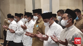 Anies Salat Gaib untuk Eril Putra Ridwan Kamil di Masjid Balai Kota