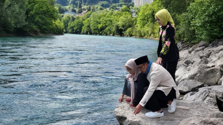 Gubernur Jabar Ridwan Kamil bersama istri dan anak bungsunya di pinggir Sungai Aare Bern, Swiss sebelum pulang ke Bandung. Gubernur Jabar Ridwan Kamil bersama istri dan anak bungsunya di pinggir Sungai Aare Bern, Swiss sebelum pulang ke Bandung.
