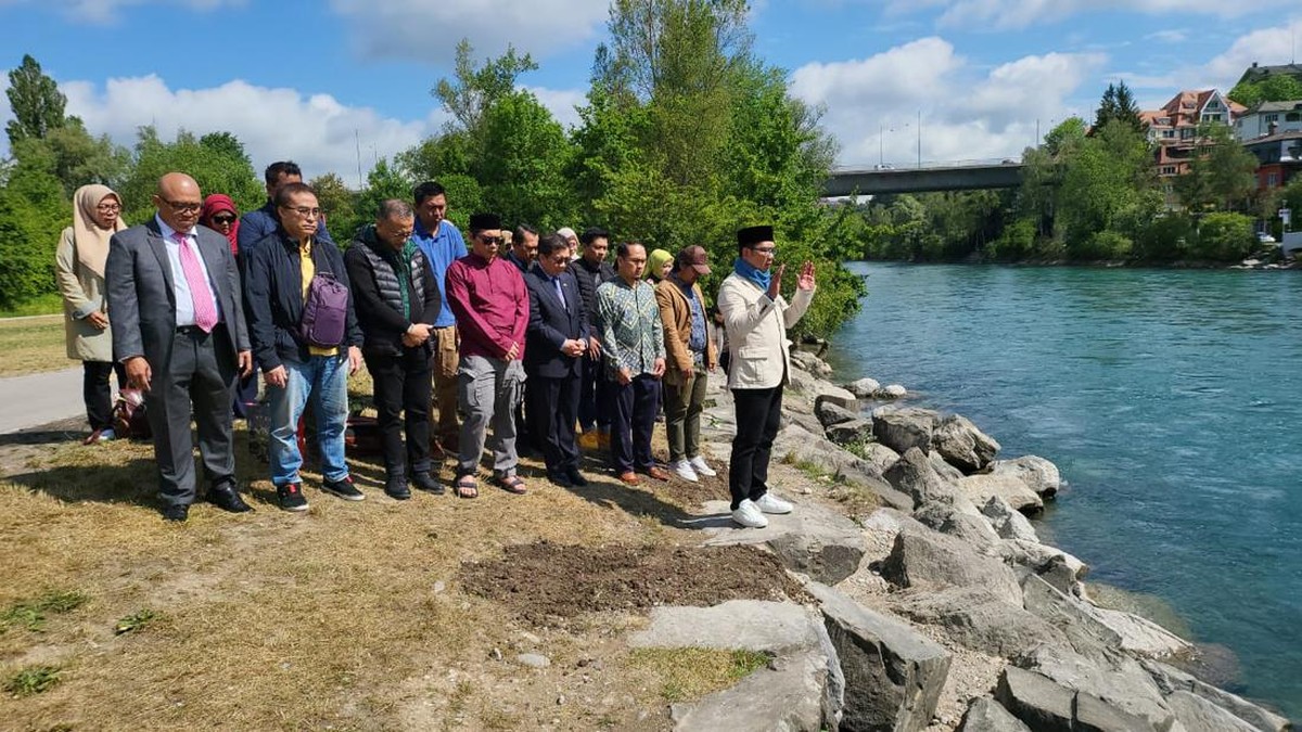 Gubernur Jawa Barat Ridwan Kamil dan keluarga melaksanakan salat Gaib&comma; sebelum kepulangan ke Indonesia&comma; Kamis &lpar;2&sol;6&sol;2022&rpar; waktu Swiss&period;