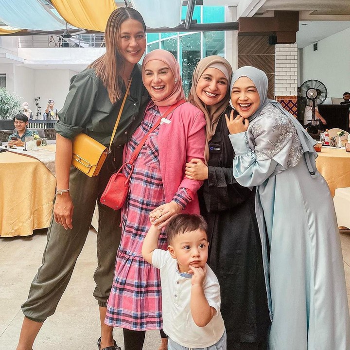 <p>Hadiri <em>gender reveal party</em> Ria Ricis, Irish Bella tampil cantik dalam balutan dress merah muda. Irish Bella kompak bersama para sahabatannya. (Foto: Instagram @_irishbella_)</p>