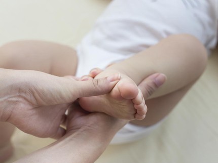 Cara Memijat Kaki Bayi yang Nyaman, Bisa Bantu Cepat Jalan
