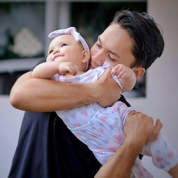 <p>Ini potretnya saat bermain bersama Randy. Baby Blair ternyata selalu mengenakan bando lucu ya, Bunda. (Foto: Instagram @cfrank3030)</p>