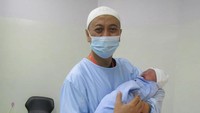 <p>Istri penyanya Opick, Bebi Silvana, baru saja melahirkan anak kedua. Anak berjenis kelamin laki-laki ini lahir pada tanggal 1 Juni 2022, Bunda. (Foto: Instagram @opick_tomboati)</p>