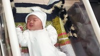 <p>Melalui laman Instagram miliknya, Bebi Silvana juga mengunggah foto sang putra. Tampak anak kedua Bebi sedang tertidur dengan pakaian serba putih. (Foto: Instagram @bebi.silvana)</p>