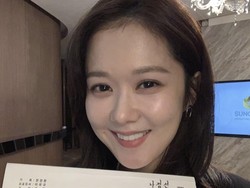 Tips Kulit Glowing 5 Aktris KDrama Berusia di Atas 40, Jang Nara Pijat Wajah
