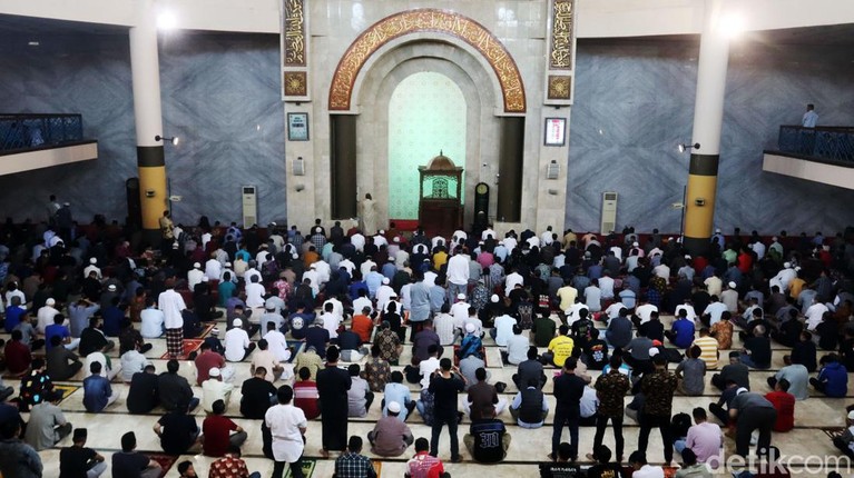 Jemaah Masjid Agung Bandung Salat Gaib untuk Eril Masjid Agung Bandung menggelar salat gaib untuk putra sulung Gubernur Jawa Barat Ridwan Kamil, Emmeril Khan Mumtadz, yang tenggelam di Sungai Aare Swiss. Warga sangat antusias mengikuti salat gaib ini.