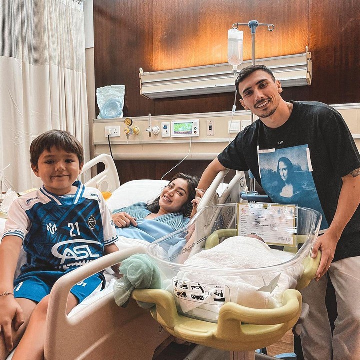 <p>Jessica Iskandar (Jedar) melahirkan anak dengan wajah blasteran karena menikah dengan pria asing, Bunda. Putra pertama dari pernikahan pertama diberi nama El Barack Alexander dan memiliki berdarah Jerman dari sang ayah. Jedar kemudian menikah lagi dengan Vincent Verhaag, pria berdarah Belanda. Belum lama ini, Jedar dan Vincent menyambut kelahiran anak pertama mereka, namun hingga saat ini belum mengumumkan nama maupun wajahnya. (Foto: Instagram @inijedar)<br /><br /><br /></p>