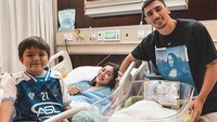 <p>Jessica Iskandar (Jedar) melahirkan anak dengan wajah blasteran karena menikah dengan pria asing, Bunda. Putra pertama dari pernikahan pertama diberi nama El Barack Alexander dan memiliki berdarah Jerman dari sang ayah. Jedar kemudian menikah lagi dengan Vincent Verhaag, pria berdarah Belanda. Belum lama ini, Jedar dan Vincent menyambut kelahiran anak pertama mereka, namun hingga saat ini belum mengumumkan nama maupun wajahnya. (Foto: Instagram @inijedar)<br /><br /><br /></p>