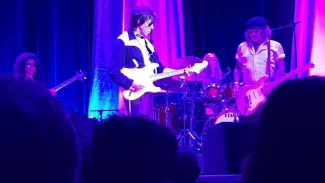 Jeff Beck turut memberikan reaksi di atas panggung terhadap kemenangan Johnny Depp dari Amber Heard.