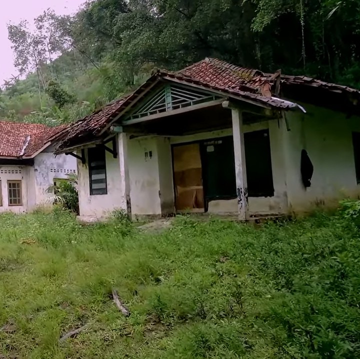 <p>Ada kampung mati yang berada di Desa Samudra Kulon, Kecamatan Gumelar, Kabupaten Banyumas, Provinsi Jawa Tengah, Bunda. (Foto: YouTube Jejak Bang Ibra)<br /><br /><br /></p>