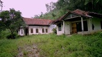 <p>Ada kampung mati yang berada di Desa Samudra Kulon, Kecamatan Gumelar, Kabupaten Banyumas, Provinsi Jawa Tengah, Bunda. (Foto: YouTube Jejak Bang Ibra)<br /><br /><br /></p>
