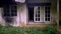 <p>Rumah-rumah yang ada di sini masih asli peninggalan Belanda. Totalnya ada empat rumah, 1 tempat ibadah dan 2 gedung pabrik. (Foto: YouTube Jejak Bang Ibra)<br /><br /><br /></p>