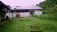 <p>Berikut pabrik yang sebelumnya disebutkan, Bunda. Tak jauh berbeda seperti rumah lain, bangunan ini juga terbengkalai. (Foto: YouTube Jejak Bang Ibra)<br /><br /><br /></p>